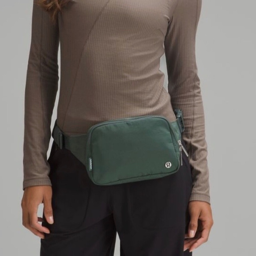 Lululemon 2L Belt Bag in Dark Forest